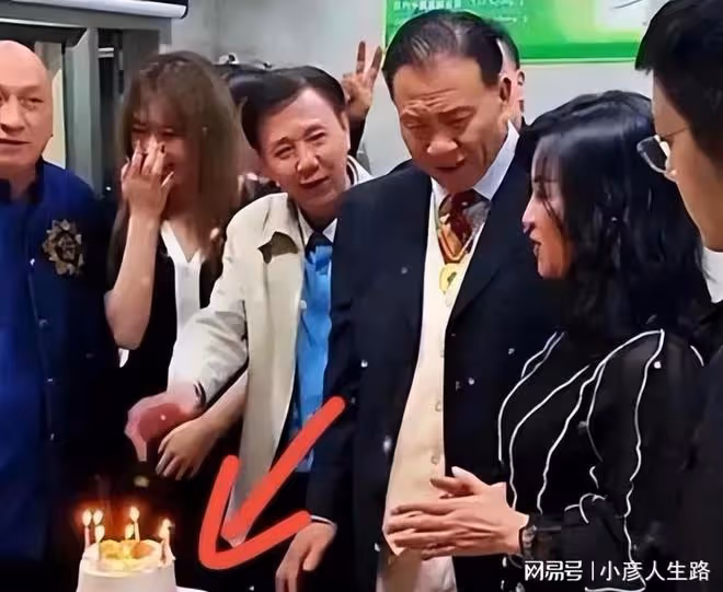 65歲萬梓良近照惹擔憂,消瘦傻笑眼神茫然,被質疑有精神問題