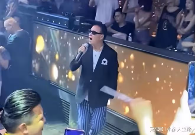 65歲萬梓良近照惹擔憂,消瘦傻笑眼神茫然,被質疑有精神問題