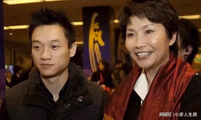 中國首位體育女主播寧辛,與丈夫分居21年,今59歲無兒無女成遺憾