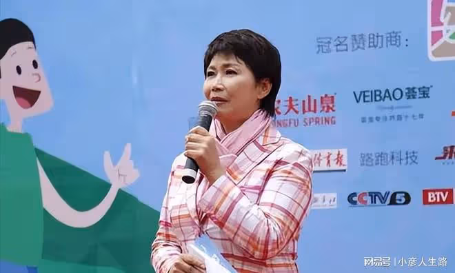 中國首位體育女主播寧辛,與丈夫分居21年,今59歲無兒無女成遺憾