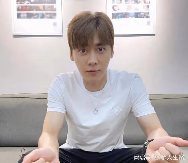李易峰再曝新瓜:不止嫖娼,疑似選妃,女網友曝光其看成人電影照