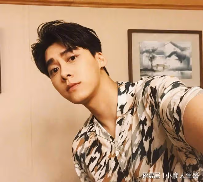 李易峰再曝新瓜:不止嫖娼,疑似選妃,女網友曝光其看成人電影照
