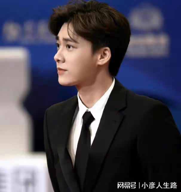 李易峰再曝新瓜:不止嫖娼,疑似選妃,女網友曝光其看成人電影照