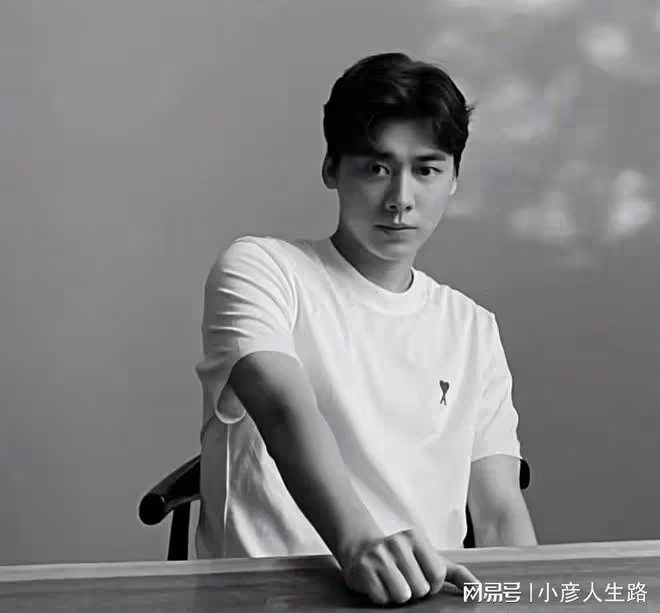 李易峰再曝新瓜:不止嫖娼,疑似選妃,女網友曝光其看成人電影照