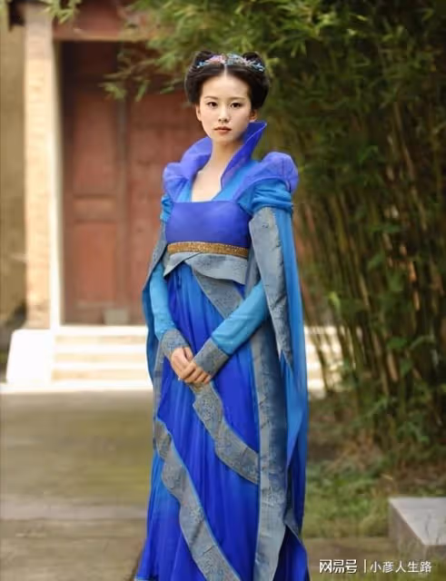 劉詩詩《一念關山》路透流出,素衣搭配花鈿妝,粉絲直呼好美
