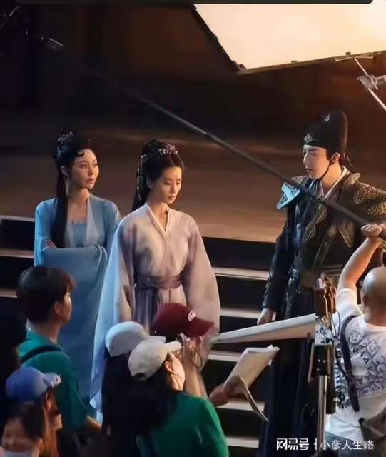 劉詩詩《一念關山》路透流出,素衣搭配花鈿妝,粉絲直呼好美
