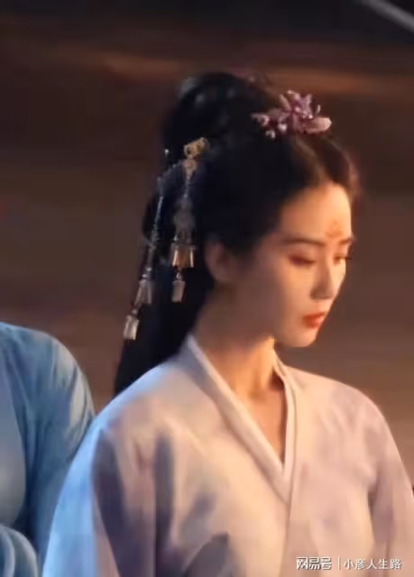 劉詩詩《一念關山》路透流出,素衣搭配花鈿妝,粉絲直呼好美