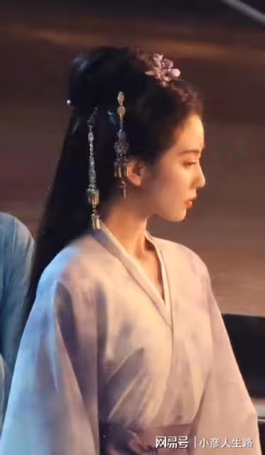 劉詩詩《一念關山》路透流出,素衣搭配花鈿妝,粉絲直呼好美