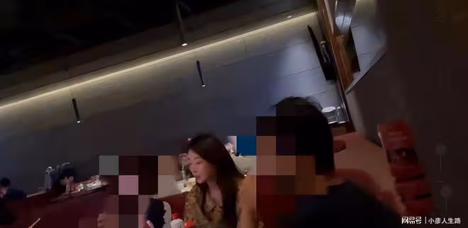 網友偶遇殷桃聚餐,長發披肩氣質溫柔,桌上的茅台酒才是重點