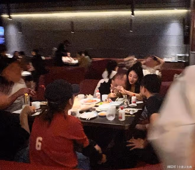 網友偶遇殷桃聚餐,長發披肩氣質溫柔,桌上的茅台酒才是重點