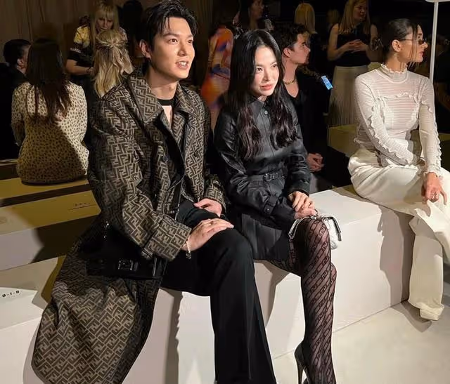 李敏鎬、宋慧喬紐約看秀生圖曝光,一個帥氣依舊、一個臉怪的嚇人