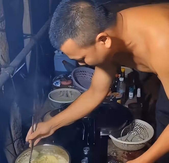 權鴻嬋的父親被網絡轟炸,光著膀子吃麵條被炮轟,正直的網友反擊:你太仁慈了