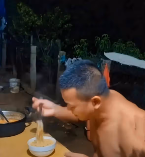 權鴻嬋的父親被網絡轟炸,光著膀子吃麵條被炮轟,正直的網友反擊:你太仁慈了