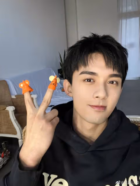 《星漢燦爛》吳磊7件事！天然的帥哥、以高情商救場熱巴&譚松韻，對「凌不疑」的評價也超特別！