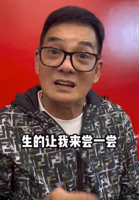 68歲港星李國麟吃潮汕生腌!生鮑魚螃蟹擺滿桌,穿萬元外套很時髦