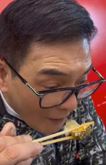 68歲港星李國麟吃潮汕生腌!生鮑魚螃蟹擺滿桌,穿萬元外套很時髦