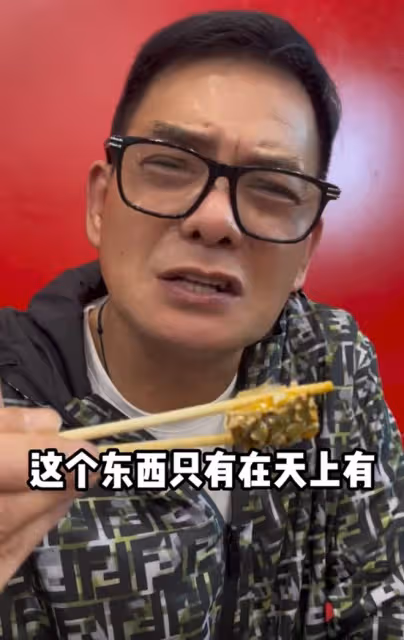 68歲港星李國麟吃潮汕生腌!生鮑魚螃蟹擺滿桌,穿萬元外套很時髦