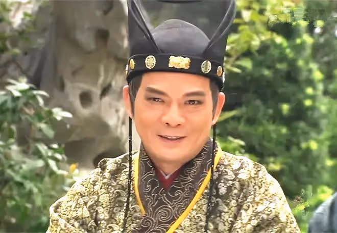 68歲港星李國麟吃潮汕生腌！生鮑魚螃蟹擺滿桌，穿萬元外套很時髦