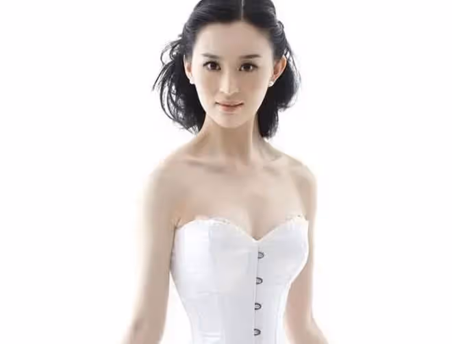 「周芷若」劉競近照引熱議!被指臉型怪異下巴太長,變化大難辨認