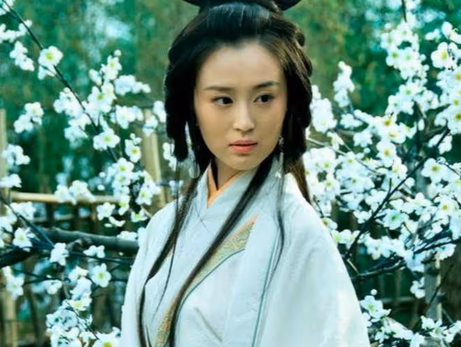 「周芷若」劉競近照引熱議!被指臉型怪異下巴太長,變化大難辨認