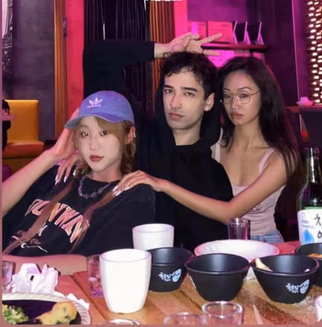 韋唯兒子私生活惹爭議,國外和不同異性左擁右抱,舉止超安全距離