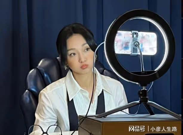《脫口秀大會》忘記拍燈,語言邏輯差,周迅採訪式脫口秀再惹爭議