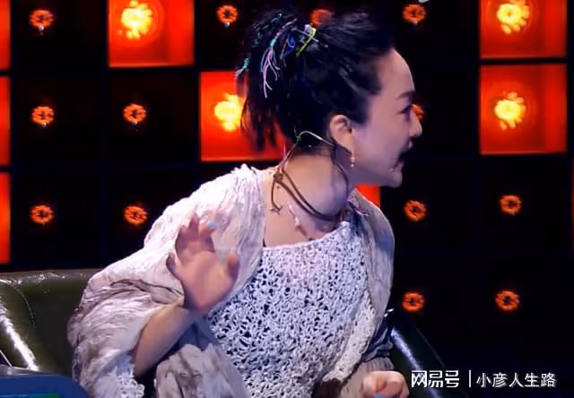 《脫口秀大會》忘記拍燈,語言邏輯差,周迅採訪式脫口秀再惹爭議