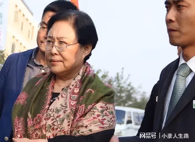 斯琴高娃:2次婚姻都失敗,跟陳亮聲相守36年,如今在淚中憶亡夫
