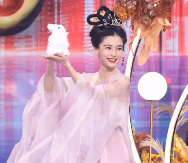 月亮節女星曬照慶祝,楊穎版嫦娥上線,楊超越曬高級建模臉