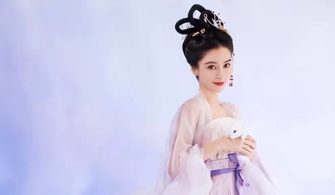 月亮節女星曬照慶祝,楊穎版嫦娥上線,楊超越曬高級建模臉