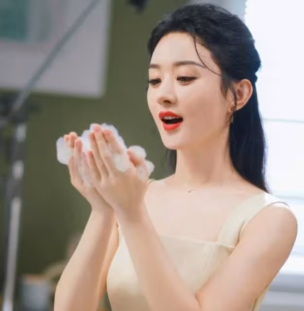 月亮節女星曬照慶祝,楊穎版嫦娥上線,楊超越曬高級建模臉