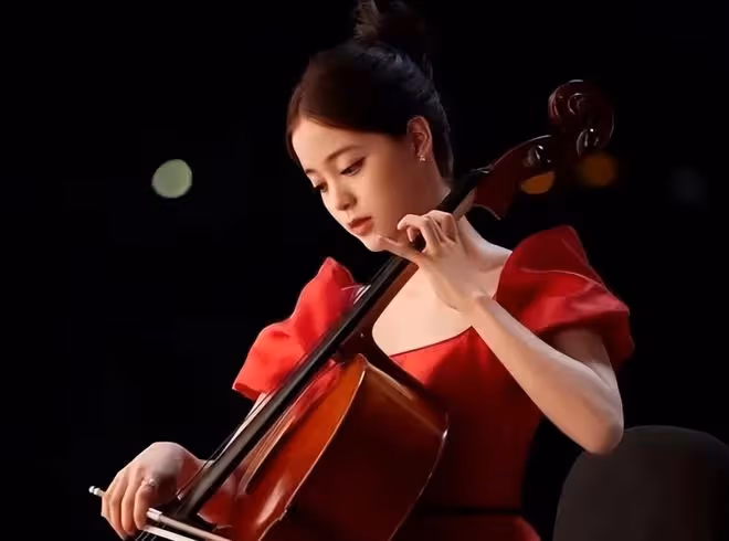 月亮節女星曬照慶祝,楊穎版嫦娥上線,楊超越曬高級建模臉