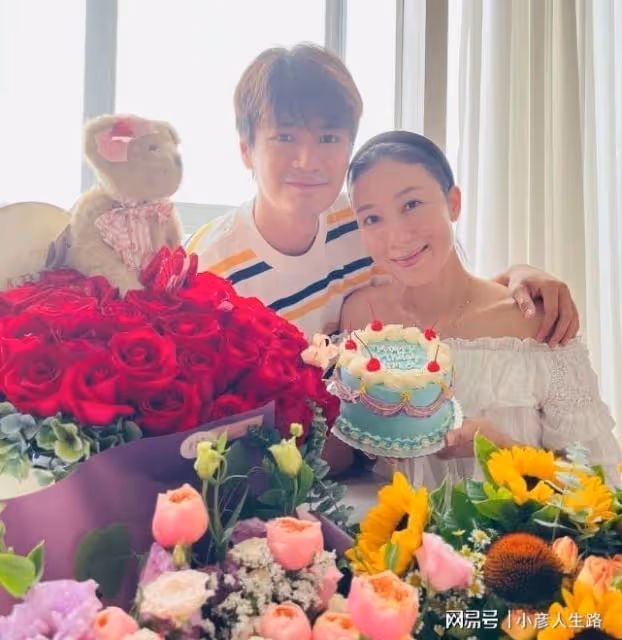羅仲謙楊怡帶一對子女賞月享受親子樂分享全家福首曬小兒子正面照