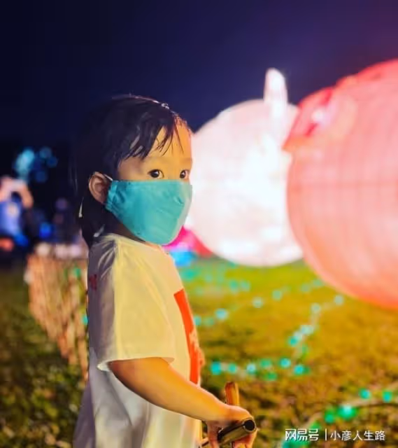 羅仲謙楊怡帶一對子女賞月享受親子樂分享全家福首曬小兒子正面照