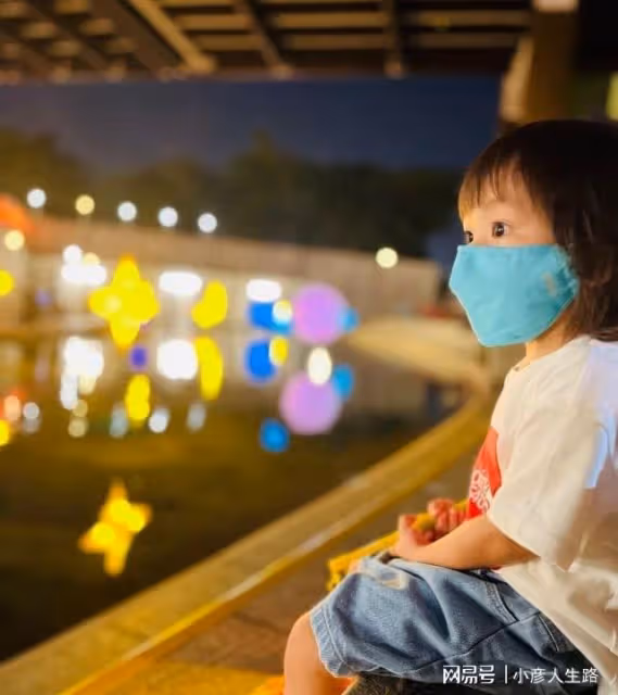 羅仲謙楊怡帶一對子女賞月享受親子樂分享全家福首曬小兒子正面照
