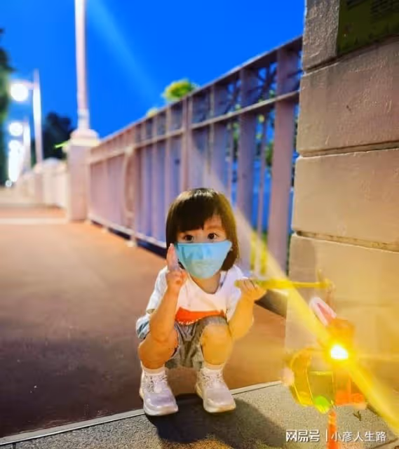 羅仲謙楊怡帶一對子女賞月享受親子樂分享全家福首曬小兒子正面照