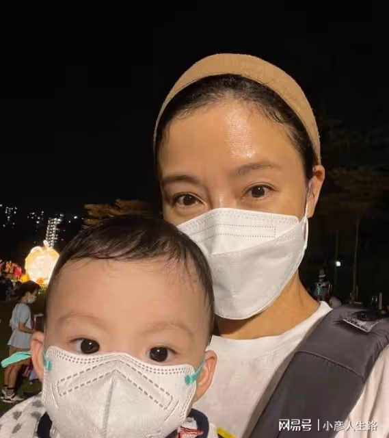 羅仲謙楊怡帶一對子女賞月享受親子樂分享全家福首曬小兒子正面照