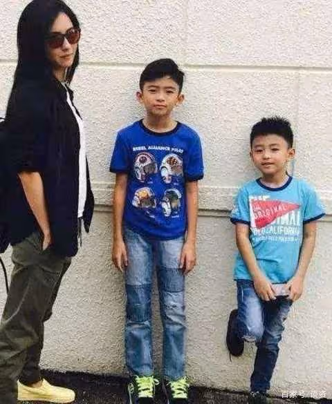 張柏芝近況曝光!三歲小兒子罕見出鏡,梳波波頭邁小撇步好軟萌,網友:完美復刻張柏芝
