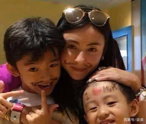 張柏芝近況曝光!三歲小兒子罕見出鏡,梳波波頭邁小撇步好軟萌,網友:完美復刻張柏芝