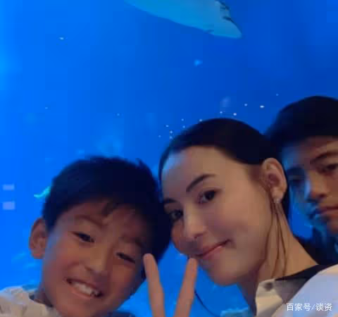 張柏芝近況曝光!三歲小兒子罕見出鏡,梳波波頭邁小撇步好軟萌,網友:完美復刻張柏芝