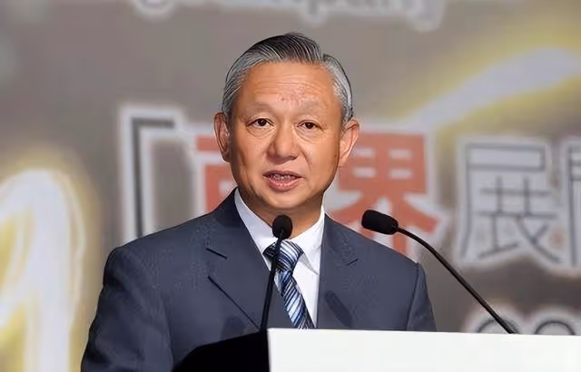悲痛!TVB知名官二代父親設靈,上月睡夢中離世,前特首到場送別
