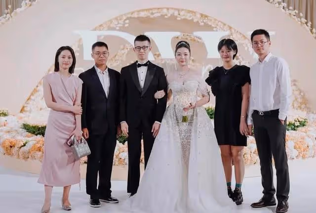 安踏公子大婚被曝彩禮18億 滿排豪車 還捐一億
