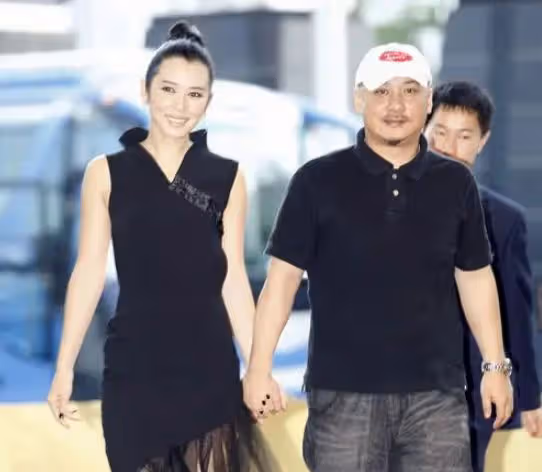 「管不住下半身」的8位明星,一個比一個過分,個個不值得同情
