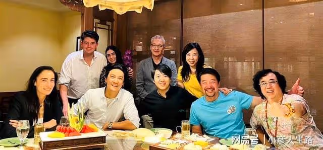 郎朗比吳彥祖顯瘦！兩家人一起過中秋，吳氏夫婦雙雙禿頭越長越像