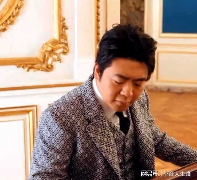 郎朗比吳彥祖顯瘦！兩家人一起過中秋，吳氏夫婦雙雙禿頭越長越像