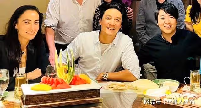 郎朗比吳彥祖顯瘦！兩家人一起過中秋，吳氏夫婦雙雙禿頭越長越像