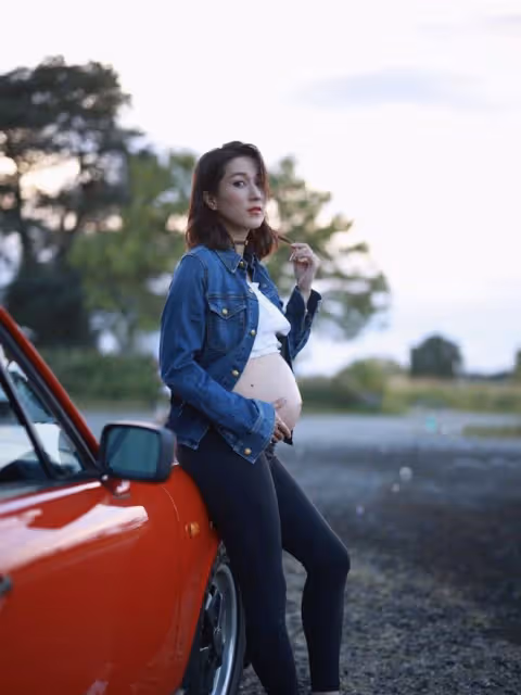 鍾嘉欣曬孕期寫真,懷三胎八個月肚大如籮,中秋陪兒女烘焙有耐心