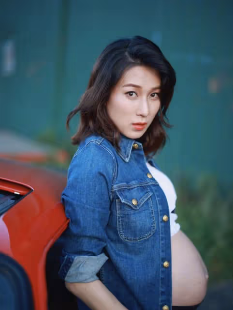 鍾嘉欣曬孕期寫真,懷三胎八個月肚大如籮,中秋陪兒女烘焙有耐心