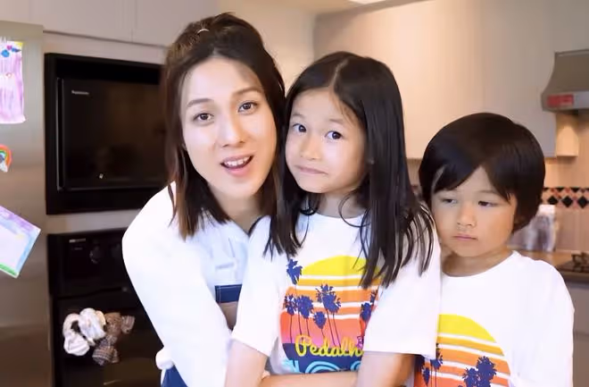 鍾嘉欣曬孕期寫真,懷三胎八個月肚大如籮,中秋陪兒女烘焙有耐心