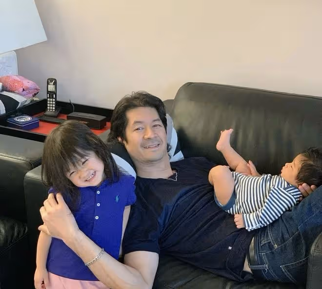 鍾嘉欣曬孕期寫真,懷三胎八個月肚大如籮,中秋陪兒女烘焙有耐心